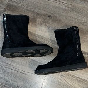 UGG Almost BRAND NEW Mayfaire Boots with Metallic Zipper/Cream Shearling Inside